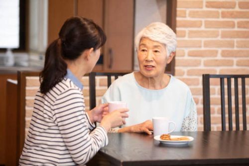 Đi làm về muộn, nàng dâu mắt đỏ hoe nhìn đĩa dưa muối mẹ chồng để trên bàn