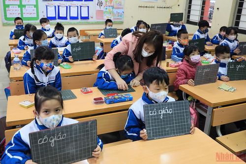 Hà Nội: Học sinh khối tiểu học và lớp 6 trong ngày đầu trở lại trường