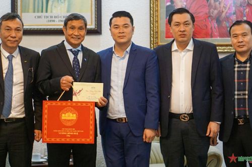 Chủ tịch Quốc hội Vương Đình Huệ chúc mừng thành tích của Đội tuyển bóng đá nữ Quốc gia Việt Nam