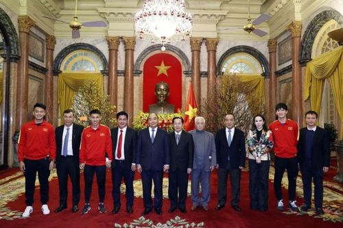Không 'kém' đồng nghiệp nữ, ĐTQG Việt Nam tiếp tục nhận thưởng 'khủng'