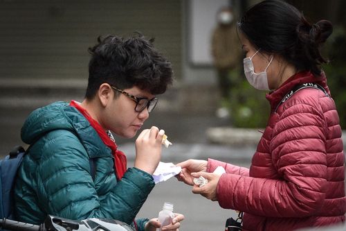 Không tổ chức bán trú, phụ huynh than trời phải bỏ việc, tất tả đưa đón con