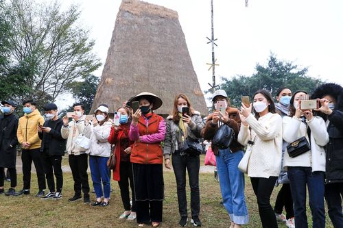 Du khách trải nghiệm các hoạt động văn hóa tại Ngày hội Sắc xuân trên mọi miền Tổ quốc