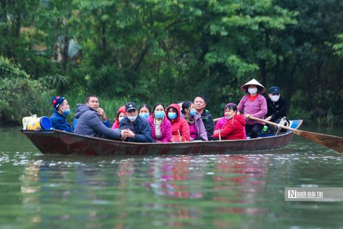 Dòng người đổ về chùa Hương vãn cảnh đầu năm
