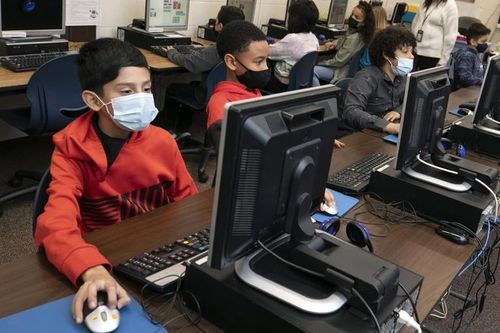 Mỹ: Các trường học 'mắc kẹt' với chiếc khẩu trang