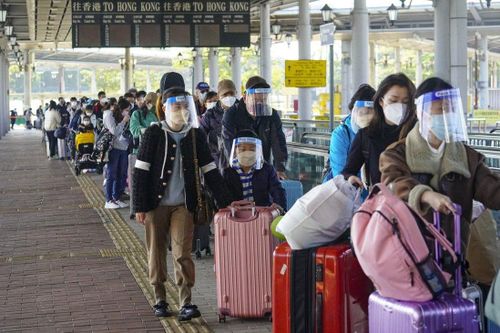 Người Hong Kong chạy trốn dịch