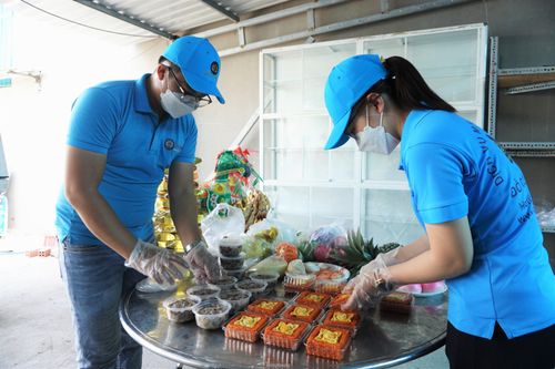 Dịch vụ làm mâm cỗ online đắt hàng dịp Rằm tháng Giêng