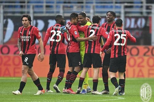 Leao đưa AC Milan lên đỉnh Serie A