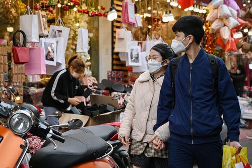 Hoa, quà tặng Valentine nằm dọc vỉa hè chờ khách