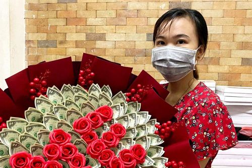Tiệm hoa tiền thật ở TP.HCM quá tải trong ngày Valentine