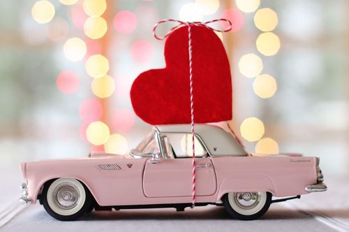 Khảo sát ngày Valentine: Đi xe điện hoặc hybrid khó tìm người yêu hơn