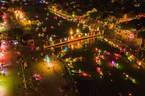 Hội An đông đúc du khách tối Valentine