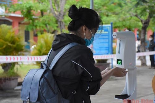 Học sinh Đà Nẵng vui đến trường sau nhiều ngày học trực tuyến