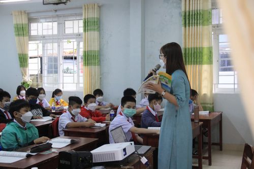 Giáo viên là F0, F1 học sinh vừa học trực tiếp lẫn trực tuyến ngay tại lớp