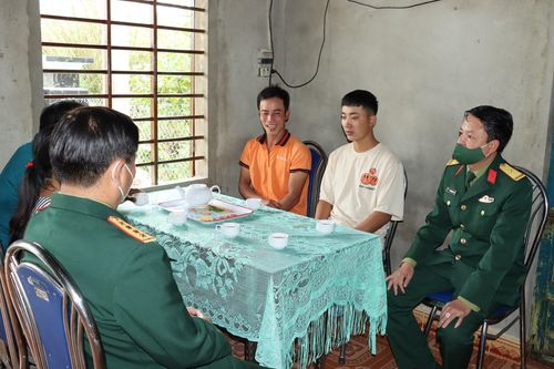 Nhiều thanh niên viết đơn tình nguyện nhập ngũ