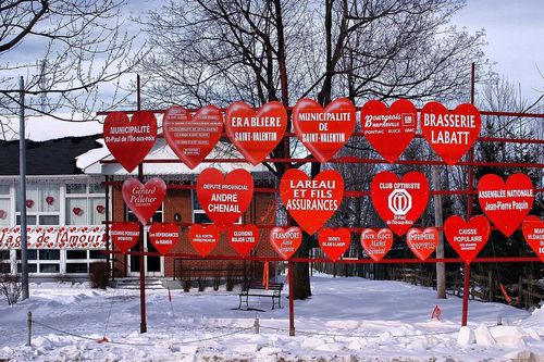 Du khách ngỡ ngàng chứng kiến các cặp đôi trao nhau thìa gỗ mừng lễ Valentine