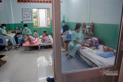 Bác sĩ 'mách' cha mẹ cách xử lý triệu chứng thường gặp ở trẻ mắc Covid-19