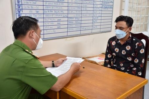 Dùng chích điện chặn xe đe dọa, cướp tài sản ngay giữa đường