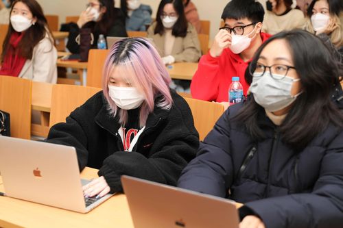 Sinh viên nhiều trường đại học ở Hà Nội trở lại học trực tiếp