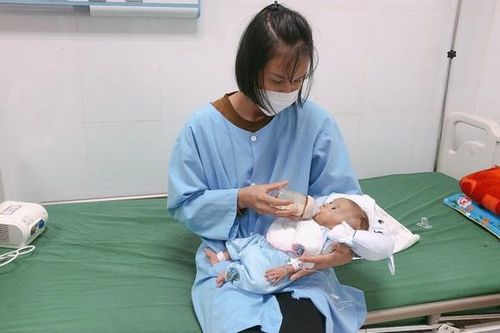 Hành trình gần 6 tháng cứu sống bé sinh non nặng 1,3kg