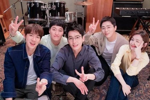 Nhờ bức hình của Jung Kyung Ho, fan háo hức chờ mùa 3 'Hospital Playlist' trở lại
