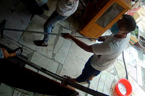 'Xin đểu' không thành, hành hung nhân viên bãi giữ xe ở TP.HCM