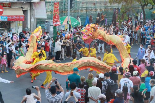 Hàng nghìn người đổ về quận 5 đón Tết Nguyên Tiêu