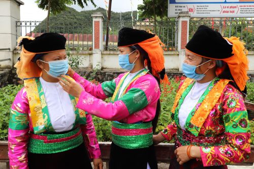 Phụ nữ vùng cao biên giới nêu cao tinh thần '5K' phòng, chống Covid-19