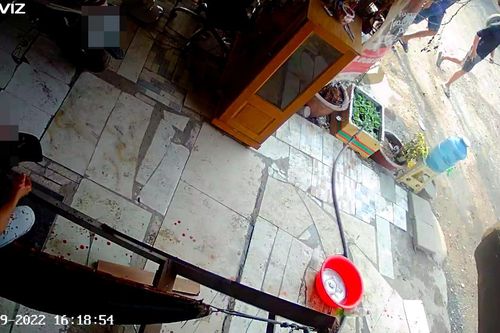 Nhóm thanh niên cầm hung khí vào bãi xe, đánh nhân viên rồi tẩu thoát