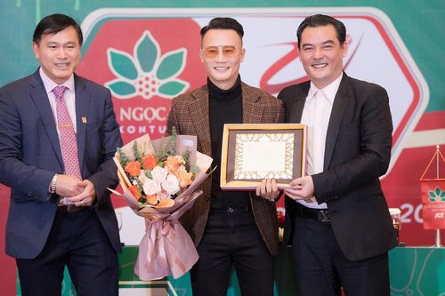 Ca sĩ Hoàng Bách sản xuất bản nhạc hiệu ra sân chính thức cho bóng đá Việt Nam