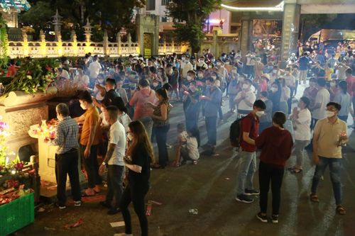 Đông đảo người dân TPHCM thỉnh chuông, phóng sinh cầu an ngày Rằm tháng Giêng