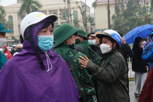 Chùm ảnh: Người dân Thanh Hóa đội mưa, tiễn 3.500 thanh niên nhập ngũ