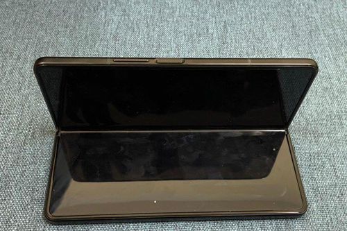 Trộm Samsung Z Fold3 sau khi dâng lễ ở đền Mẫu