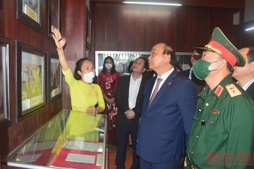 Chủ tịch nước Nguyễn Xuân Phúc dâng hương tưởng nhớ Thủ tướng Phạm Văn Đồng