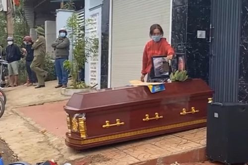 Chủ hụi 'nuốt lời', nhóm người mang quan tài tới nhà mở nhạc đám ma