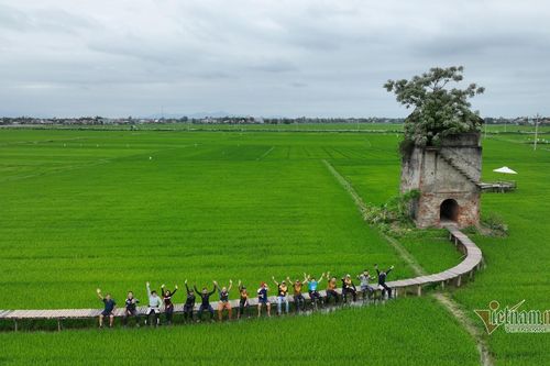 Mê mẩn lò gạch cũ giữa cánh đồng, giới trẻ ùn ùn kéo đến