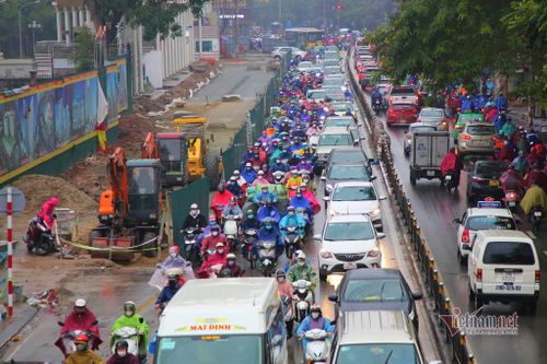 Hà Nội: Xe cộ 'nhường đường' để xây cầu vượt nhưng không bóng người thi công