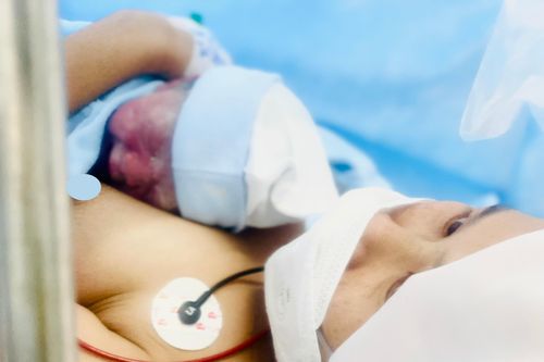 Sản phụ F0 làm thế nào để chăm sóc và nuôi con bằng sữa mẹ an toàn?