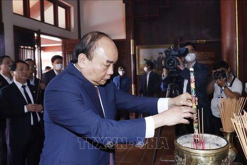 Chủ tịch nước Nguyễn Xuân Phúc dâng hương tưởng nhớ Thủ tướng Phạm Văn Đồng