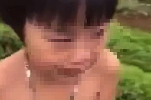 Bé gái bị đánh, phạt cởi trần giữa thời tiết lạnh, thái độ của người mẹ khiến dư luận xôn xao