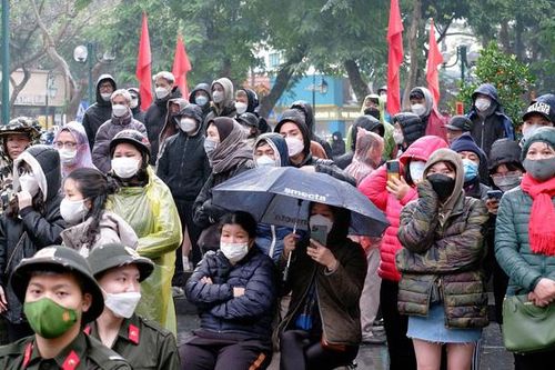 Hà Nội: Người thân đội mưa tiễn tân binh lên đường nhập ngũ