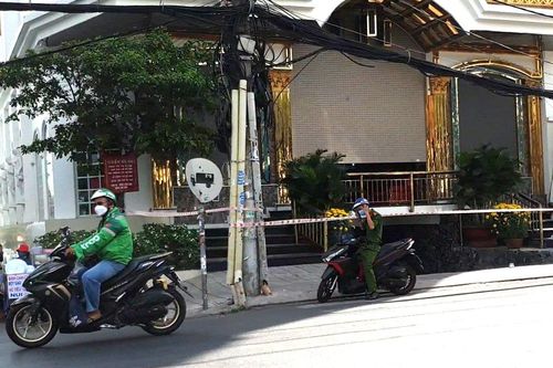 Hỗn chiến từ ngoài đường vào quán karaoke, một người tử vong