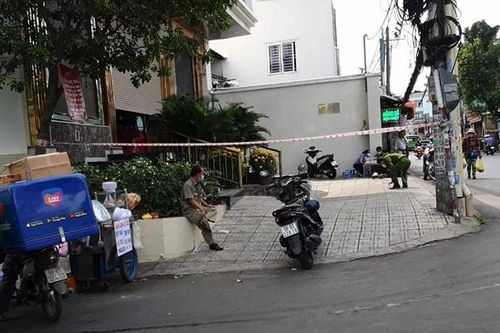 Giải cứu thanh niên bị truy sát, nhân viên quán karaoke bị đâm tử vong