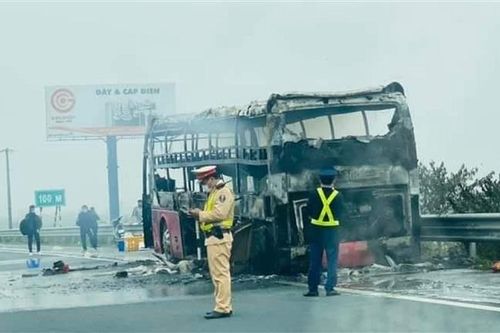 Xe khách bốc cháy trên tuyến cao tốc Pháp Vân-Cầu Giẽ-Ninh Bình