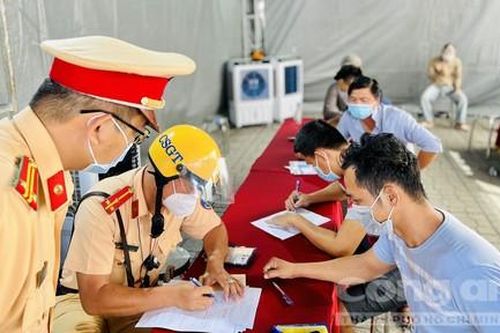 Công an TPHCM 'bất ngờ' kiểm tra ma túy hàng trăm tài xế tại cảng Cát Lái và Phú Hữu