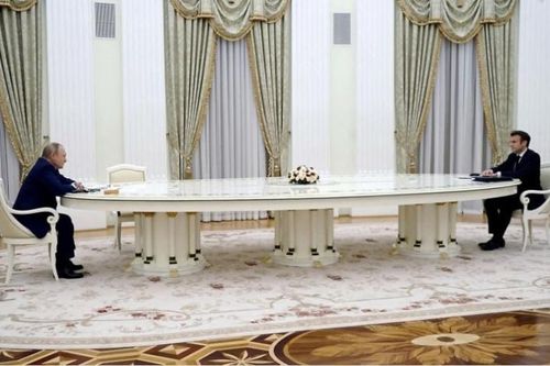 Tranh cãi nguồn gốc chiếc bàn 'siêu dài' Tổng thống Putin dùng tiếp khách