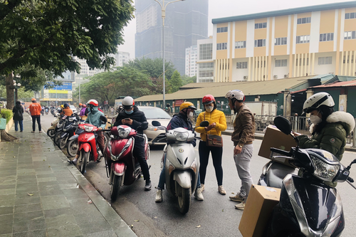 Chợ thuốc Hapulico đòi 'giấy thông hành', dân xếp hàng chờ mua kit test COVID-19