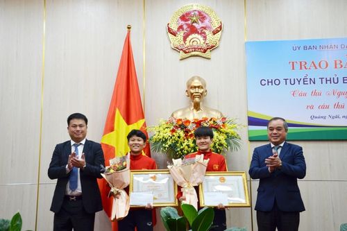 Quảng Ngãi trao Bằng khen cho hai tuyển thủ bóng đá Việt Nam