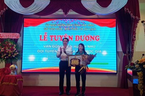 Đội trưởng Huỳnh Như được tuyên dương ở quê nhà