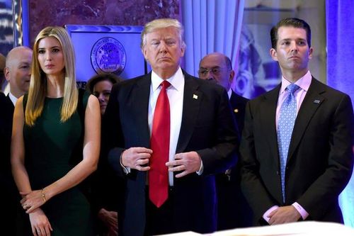 Cha con ông Trump phải trả lời chất vấn về gian lận tài chính