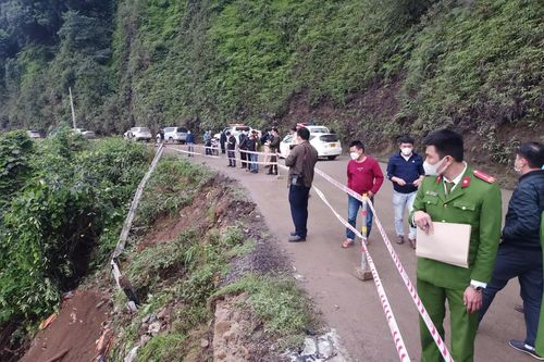 Xe đầu kéo rơi xuống vực sâu tại tuyến Quốc lộ 8
